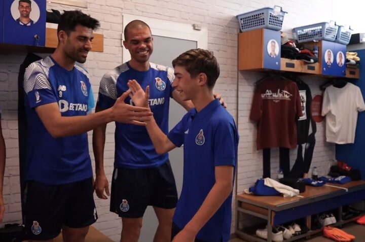 دلجویی از توپجمعکن پورتو و سورپرایز طارمی در رختکن!