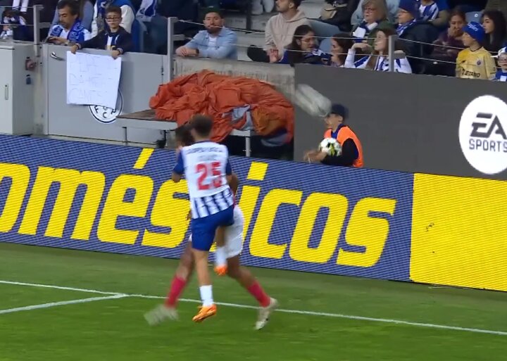 دلجویی از توپجمعکن پورتو و سورپرایز طارمی در رختکن!