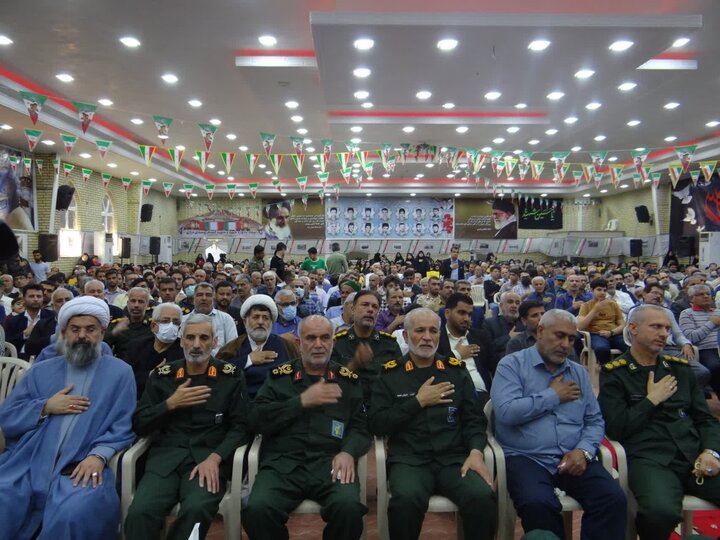 دشمن با ذات انقلاب اسلامی مشکل دارد