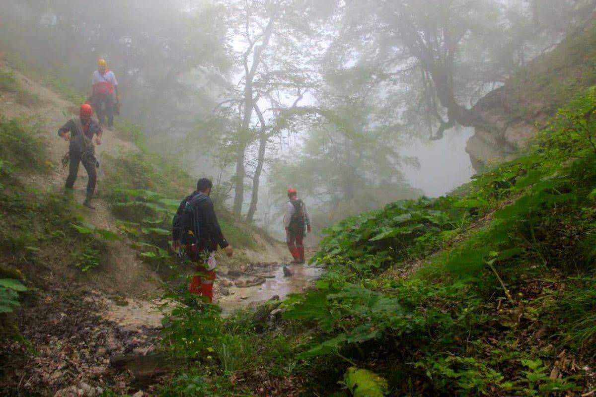 امدادرسانی به ۴ جوان گردشگر در ارتفاعات آبشار هفت چشمه