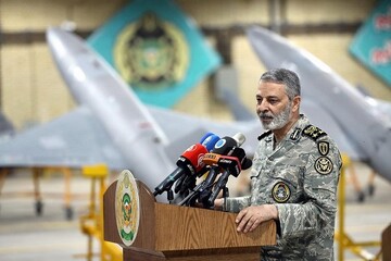 فرمانده کل ارتش از یادمان شهیدان هویزه بازدید کرد