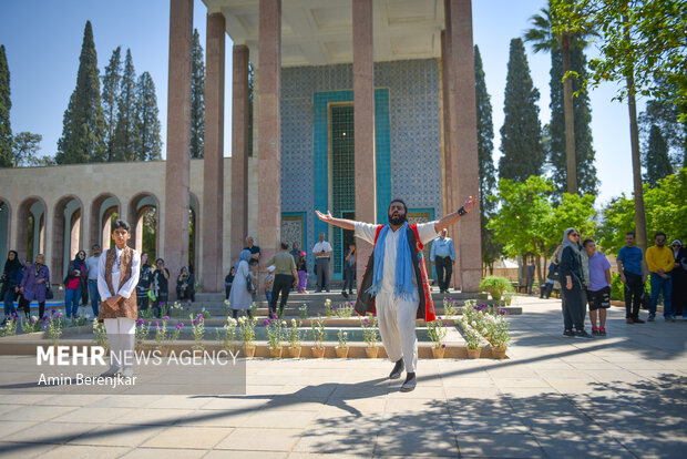 گل‌باران آرامگاه سعدی در آستانه روز بزرگداشت این شاعر فرزانه
