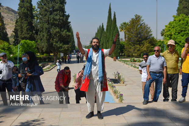 گل‌باران آرامگاه سعدی در آستانه روز بزرگداشت این شاعر فرزانه