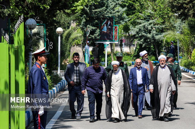 حجت الاسلام حاجی صادقی نماینده ولی فقیه در سپاه پاسداران در حال ورود به مراسم بزرگداشت سپهبد شهید ولی‌الله قرنی است