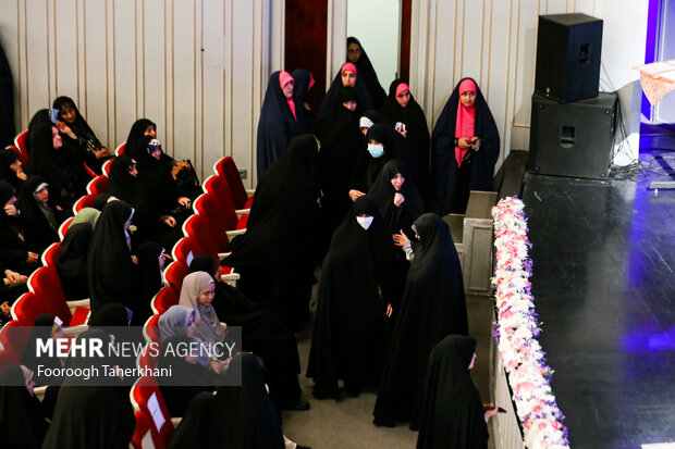 جمیله علم الهدی در حال وارد شدن به تالار وحدت در محفل بزرگ قرآنی جهان اسلام است