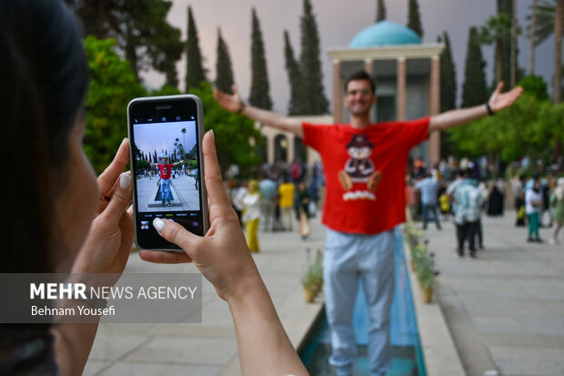 Iranian commemorate National Day of Saadi