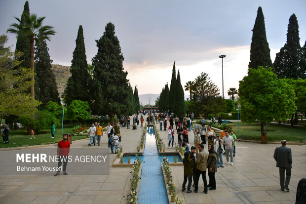 Iranian commemorate National Day of Saadi