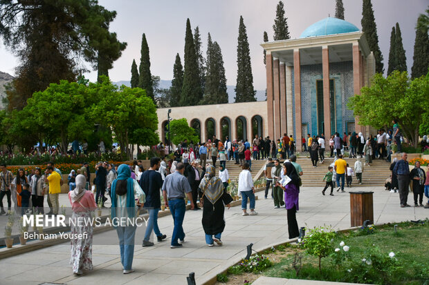 Iranian commemorate National Day of Saadi