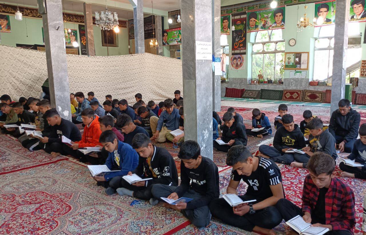 اعتکاف دانش‌آموزان چناران شهری در روزهای پایانی ماه مبارک رمضان