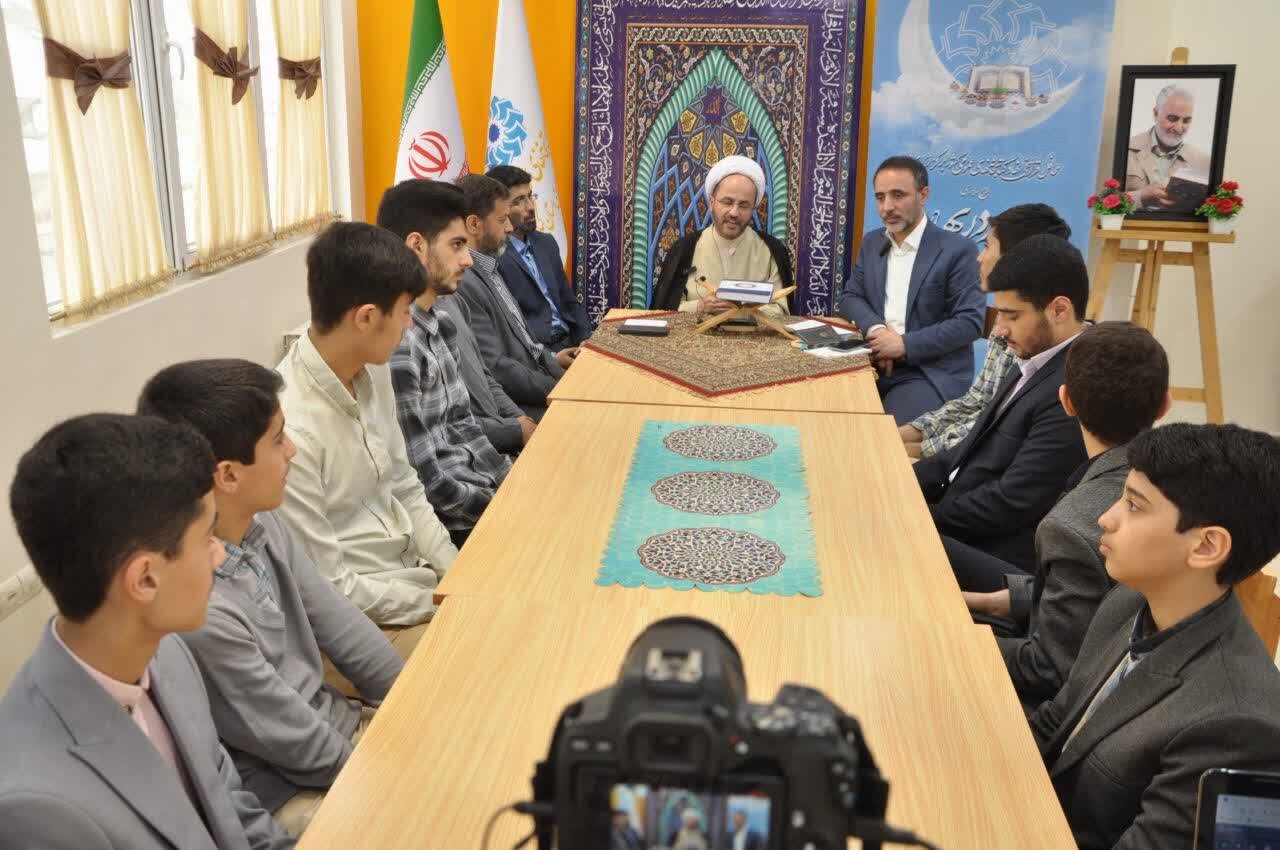 سعادت بشر در گرو عمل به قرآن است