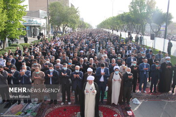 نماز عید فطر به امامت نماینده ولی فقیه در کرمانشاه اقامه شد