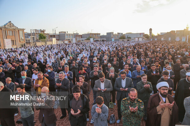 اردبیلی‌ها نماز عشق در عید بندگی به جای آوردند 