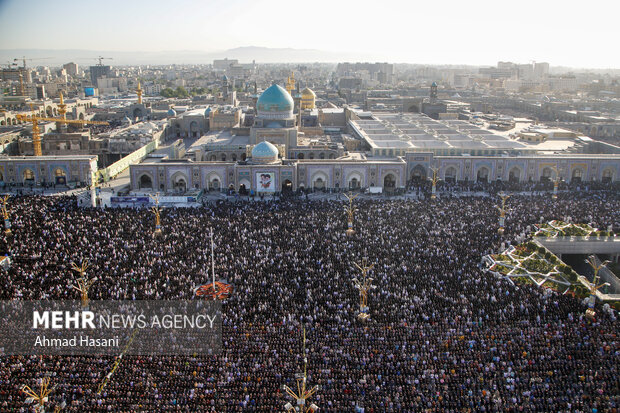 حرم امام رضاؑ میں نماز عید سعید فطرکی ادائیگی
