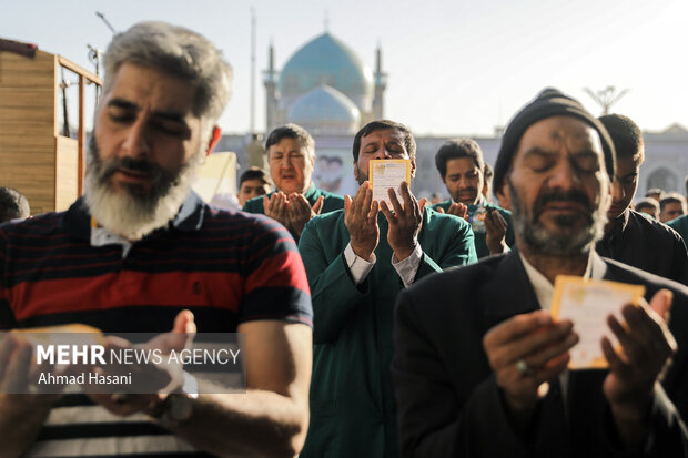 حرم امام رضاؑ میں نماز عید سعید فطرکی ادائیگی
