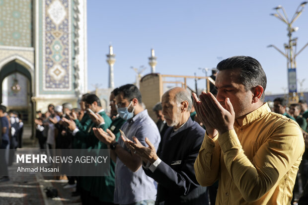 حرم امام رضاؑ میں نماز عید سعید فطرکی ادائیگی
