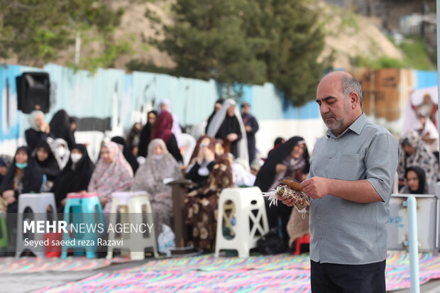 نماز عید سعید فطر صبح امروز شنبه ۲ اردیبهشت ماه ۱۴۰۲ همزمان با سراسر کشور، به امامت حجت الاسلام میرشاه ولد در میدان بهرود واقع در غرب تهران برگزار شد