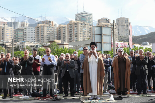 نماز عید سعید فطر صبح امروز شنبه ۲ اردیبهشت ماه ۱۴۰۲ همزمان با سراسر کشور، به امامت حجت الاسلام میرشاه ولد در میدان بهرود واقع در غرب تهران برگزار شد