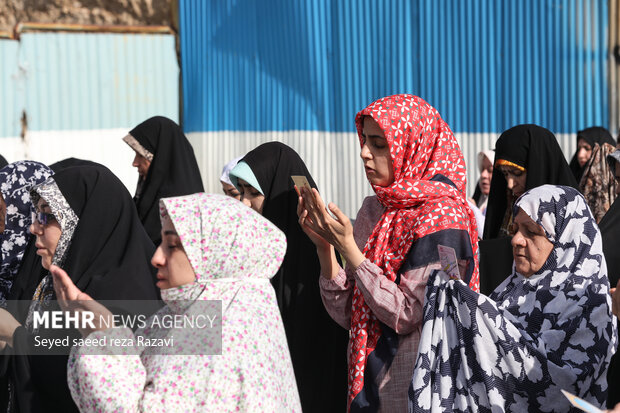 نماز عید سعید فطر صبح امروز شنبه ۲ اردیبهشت ماه ۱۴۰۲ همزمان با سراسر کشور، به امامت حجت الاسلام میرشاه ولد در میدان بهرود واقع در غرب تهران برگزار شد