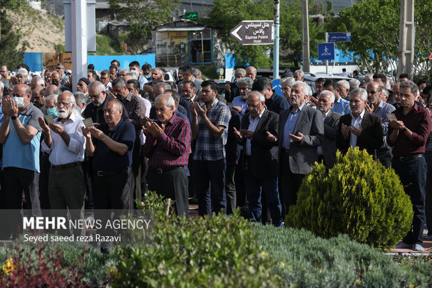 نماز عید سعید فطر صبح امروز شنبه ۲ اردیبهشت ماه ۱۴۰۲ همزمان با سراسر کشور، به امامت حجت الاسلام میرشاه ولد در میدان بهرود واقع در غرب تهران برگزار شد