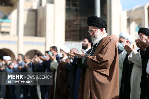VIDEO: Leader leads Eid al-Fitr prayers in Tehran 
