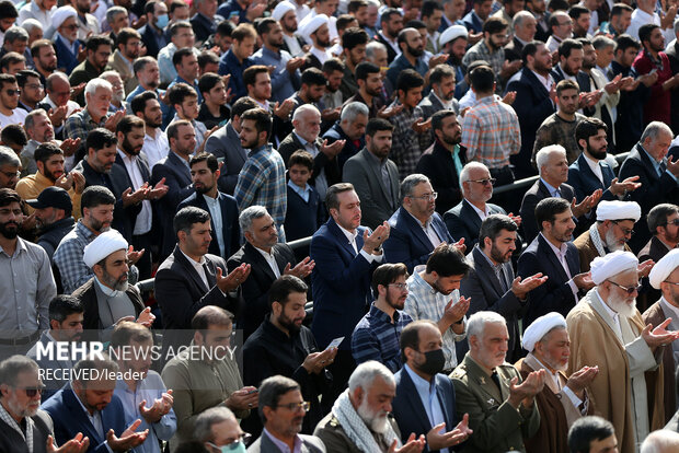 صلاة عيد الفطر بإمامة قائد الثورة