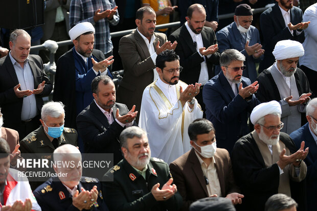 صلاة عيد الفطر بإمامة قائد الثورة