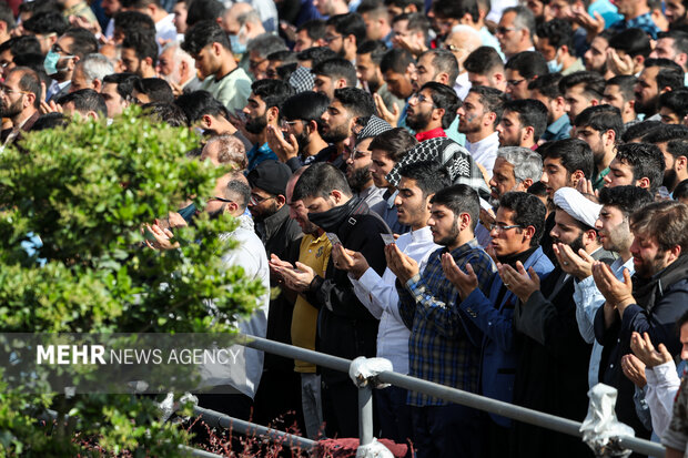 صلاة عيد الفطر بإمامة قائد الثورة