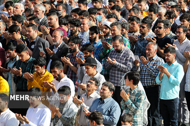 صلاة عيد الفطر بإمامة قائد الثورة