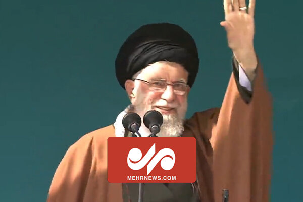 واکنش جالب رهبر انقلاب به درخواست اهدای چفیه در نماز عید