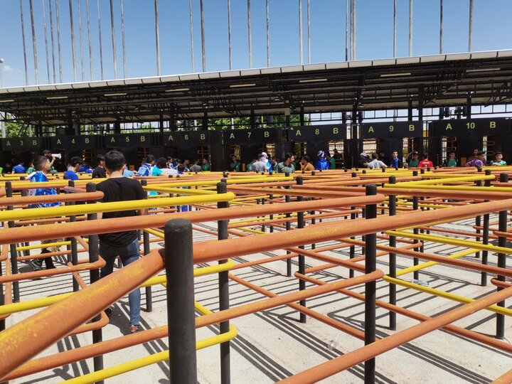 درگیری هواداران و بازار سیاه بلیت مقابل ورزشگاه آزادی