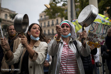 Spoons and cooking pots revolution against Macron