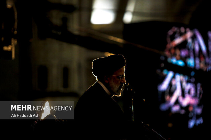حضور حجت الاسلام سید ابراهیم رئیسی، رئیس جمهور در مراسم احیای شب بیست و یکم ماه مبارک رمضان در مرقد امام خمینی حضور دارد