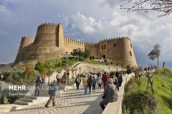 گردشگران نوروزی قلعه فلک الافلاک