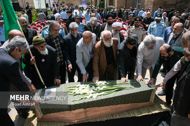 مراسم تشییع پیکر عباس براتی‌پور شاعر آئینی صبح روز دوشنبه ۴ اردیبهشت ۱۴۰۲ با حضور مسئولان و جمعی از علاقمندان به این شاعر پیشکسوت انقلاب در حوزه هنری انقلاب اسلامی برگزار شد