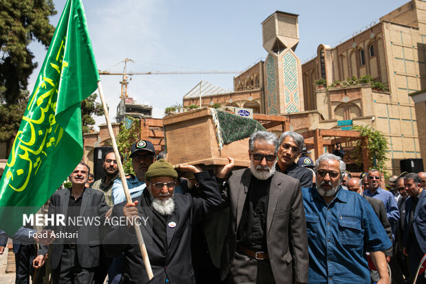 مراسم تشییع پیکر عباس براتی‌پور شاعر آئینی صبح روز دوشنبه ۴ اردیبهشت ۱۴۰۲ با حضور مسئولان و جمعی از علاقمندان به این شاعر پیشکسوت انقلاب در حوزه هنری انقلاب اسلامی برگزار شد