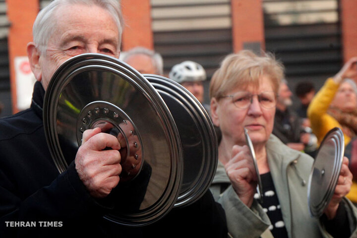 Spoons and cooking pots revolution against Macron