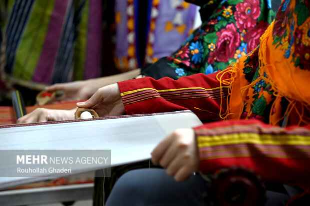 کارگاه تولید و آموزش دوخت لباسهای سنتی و محلی ترکمن . احیا لباسهای قدیمی اصیل و تلفیق طرحهای قدیمی با مدرن و امروزی.