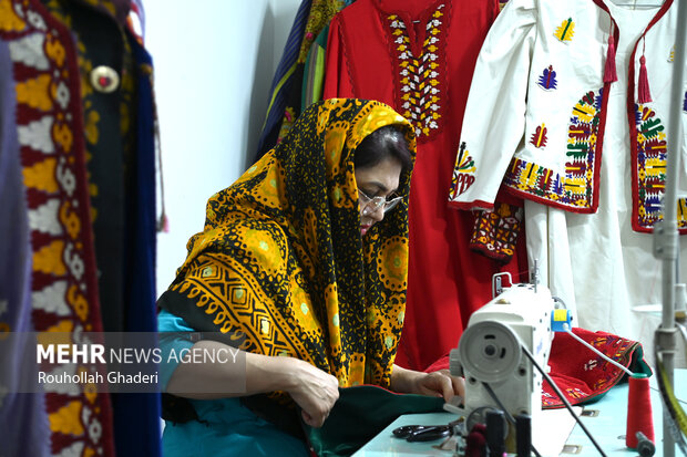 Geleneksel Türkmen kıyafetlerinin hazırlandığı atöyleden fotoğraflar
