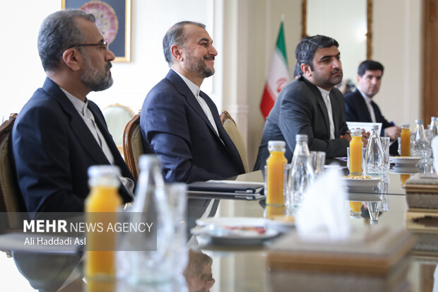 حسین امیر عبدالهیان در دیدار با معاون دبیرکل سازمان ملل در امور بشر دوستانه حضور دارد