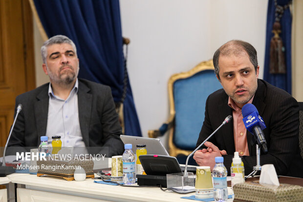 دکتر منکرسی معاون سیاستگذاری و اعتبار بخشی سازمان فناوری اطلاعات در حال سخنرانی در  مراسم رونمایی از اتصال متقابل پیام رسان‌های ایرانی است