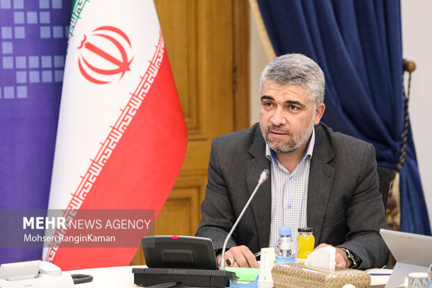 دکتر خوانساری معاون وزیر و رئیس سازمان فناوری اطلاعات ایران در حال سخنرانی در  مراسم رونمایی از اتصال متقابل پیام رسان‌های ایرانی است