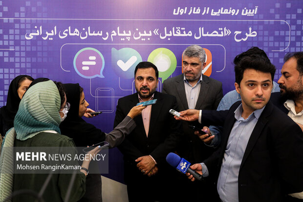  عیسی زارع‌پور وزیر ارتباطات و فناوری اطلاعات در حال پاسخگویی به سوالات خبرنگاران در پایان مراسم رونمایی از اتصال متقابل پیام رسان‌های ایرانی است