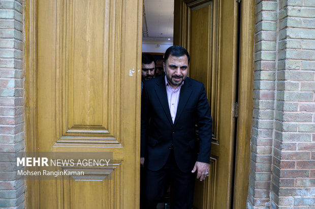  عیسی زارع‌پور وزیر ارتباطات و فناوری اطلاعات در حال خروج از مراسم رونمایی از اتصال متقابل پیام رسان‌های ایرانی است