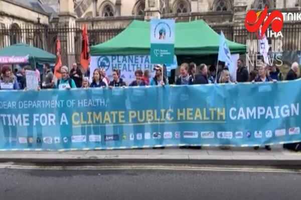 تجمع مردمی مقابل پارلمان انگلیس با موضوع تغییرات آب و هوایی+ فیلم