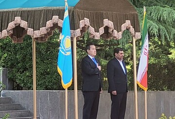 نائب الرئيس الإيراني يستقبل رئيس وزراء كازاخستان رسميا