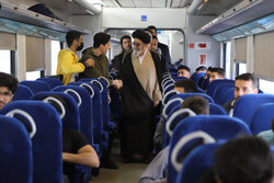 دیدار صمیمانه و گفت‌وگو امام جمعه تبریز با دانشجویان در قطار