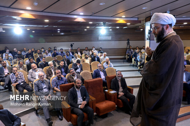 حجت الاسلام محمد قمی رئیس سازمان تبلیغات اسلامی در حال سخنرانی در مراسم تکریم و معارفه مدیرعامل خبرگزاری مهر است