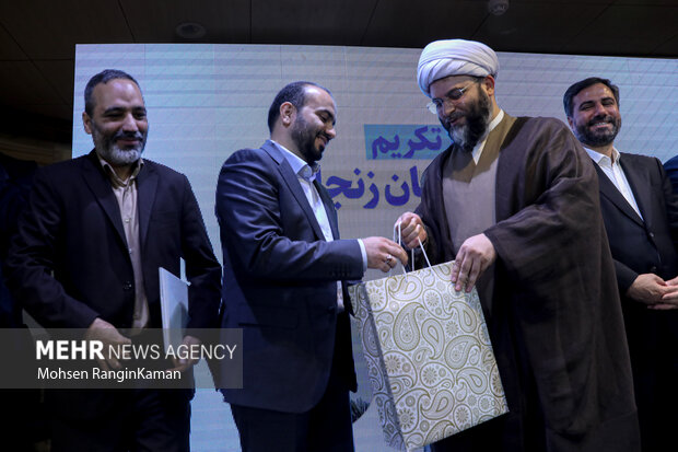 حجت الاسلام محمد قمی رئیس سازمان تبلیغات اسلامی در حال  تکریم محمد شجاعیان مدیرعامل سابق گروه رسانه‌ای مهر است