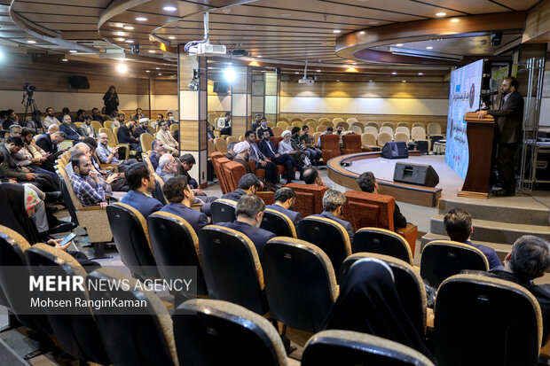 محمد شجاعیان مدیرعامل سابق گروه رسانه ای مهردر حال سخنرانی در  مراسم تکریم و معارفه مدیرعامل خبرگزاری مهر است