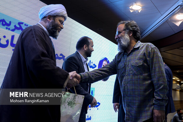 حجت الاسلام محمد قمی رئیس سازمان تبلیغات اسلامی در حال تقدیر از معاونین گروه رسانه‌ای مهر است